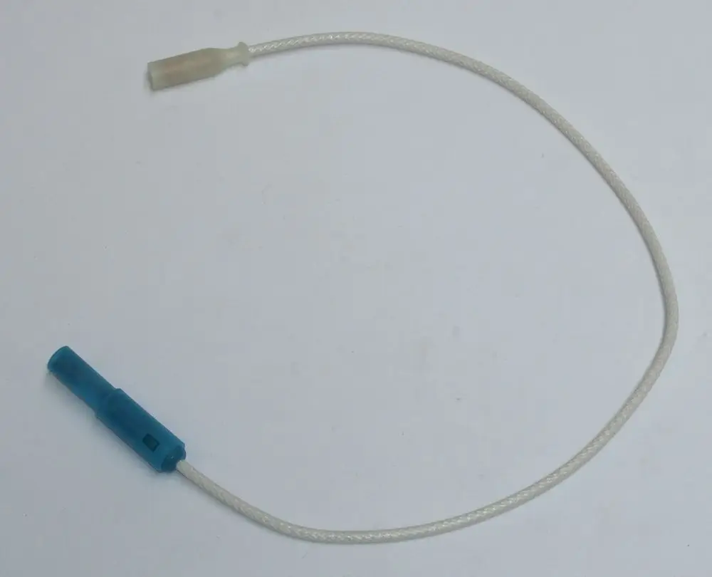 Daikin Zündkabel mit Entstörwiderstand, ein Kabel mit einen Blau-weißen Stecker an einem Ende, verbunden durch einen flexiblen Faden, auf einfachem Hintergrund.